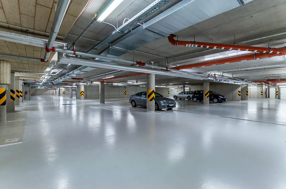 Pronájem garážového stání 15 m²